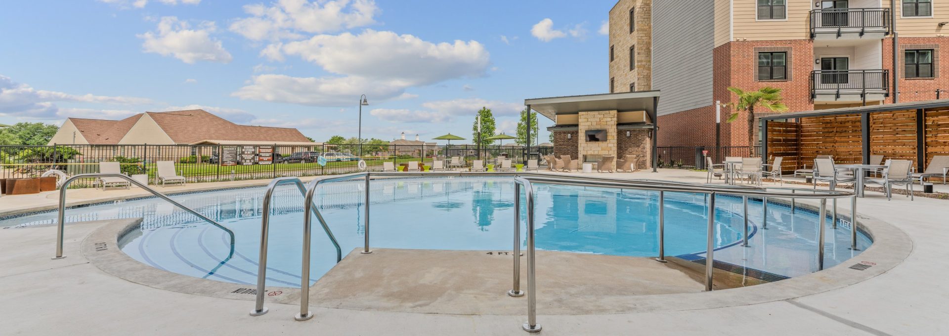 the pool at The Hudson Oaks